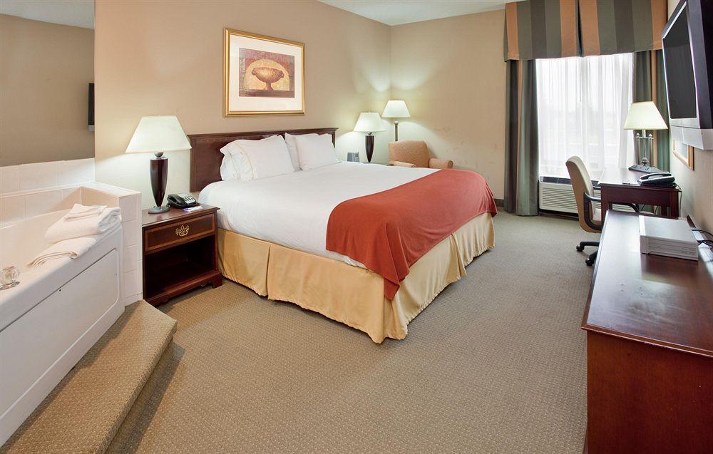 Holiday Inn Express Hotel Kansas City - Bonner Springs By Ihg Room photo