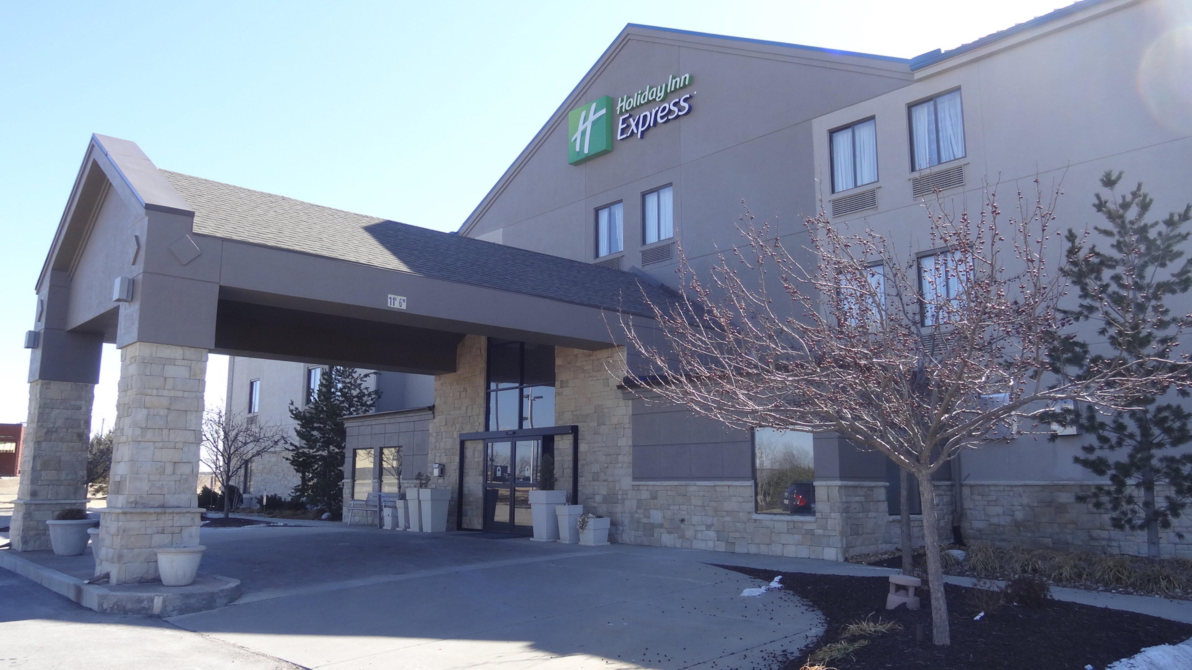 Holiday Inn Express Hotel Kansas City - Bonner Springs By Ihg Exterior photo
