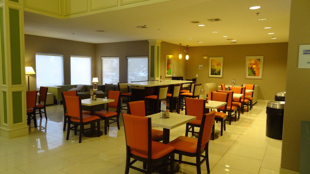 Holiday Inn Express Hotel Kansas City - Bonner Springs By Ihg Exterior photo