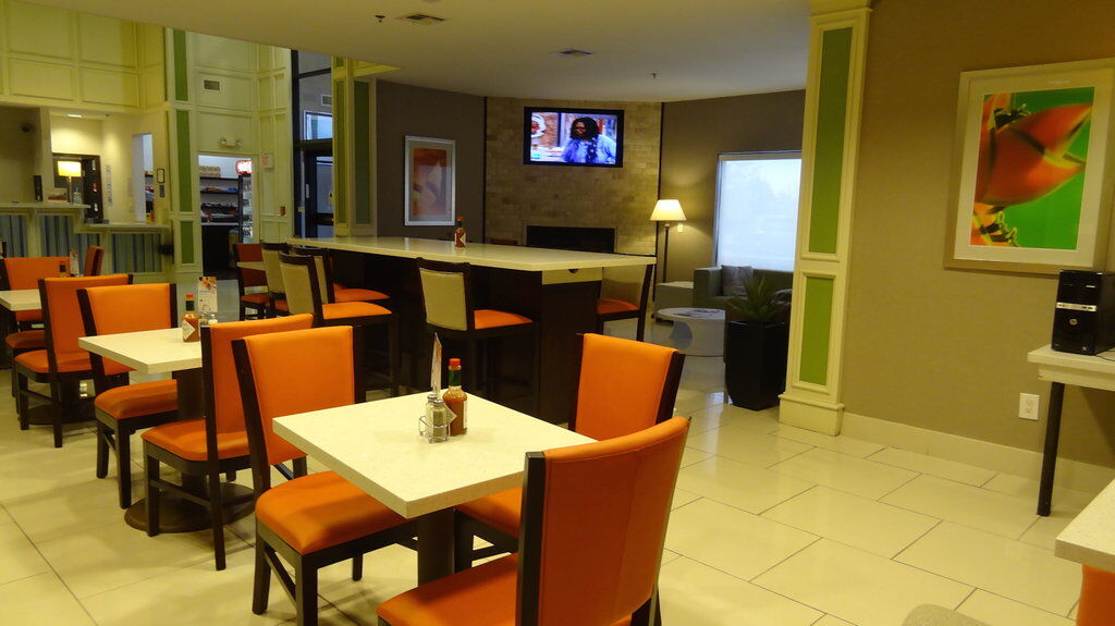 Holiday Inn Express Hotel Kansas City - Bonner Springs By Ihg Exterior photo