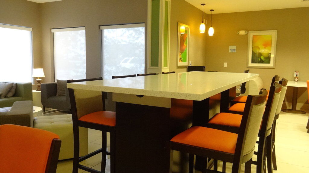 Holiday Inn Express Hotel Kansas City - Bonner Springs By Ihg Exterior photo